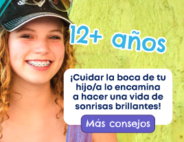 Un primer plano de una adolescente sonriente con frenos dentales.