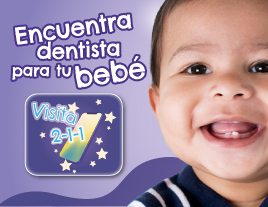 Un primer plano de un bebé sonriendo