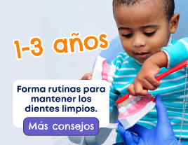 Un niño usando un cepillo de dientes de juguete para limpiar unos dientes de juguete. 